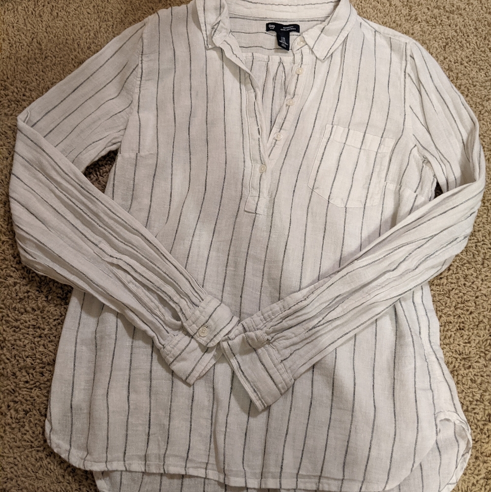 Gap boyfriend fit long sleeve top